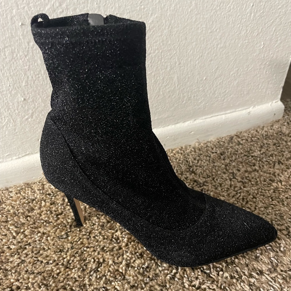 Pointed toe, high heeled glittered short boot